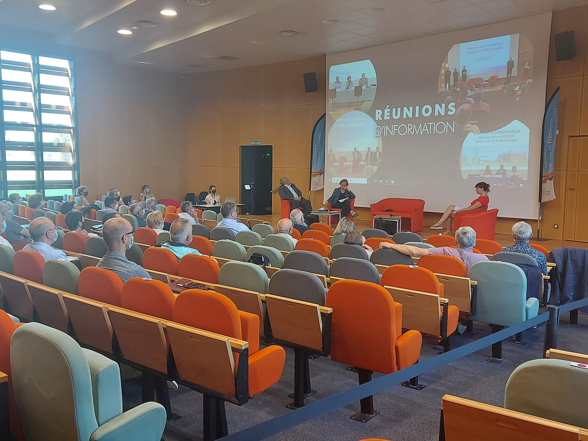 Maires installés dans l'amphi de la Maison des Communes