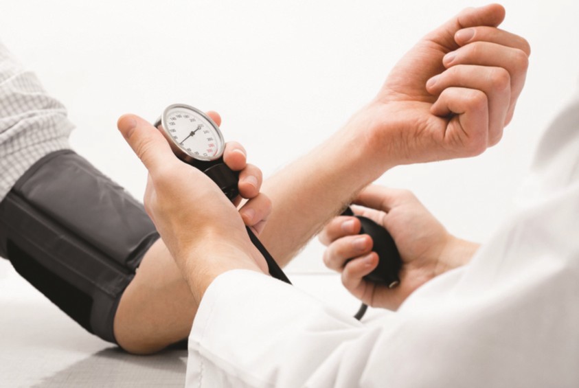 Médecin qui prend la tension d'un patient