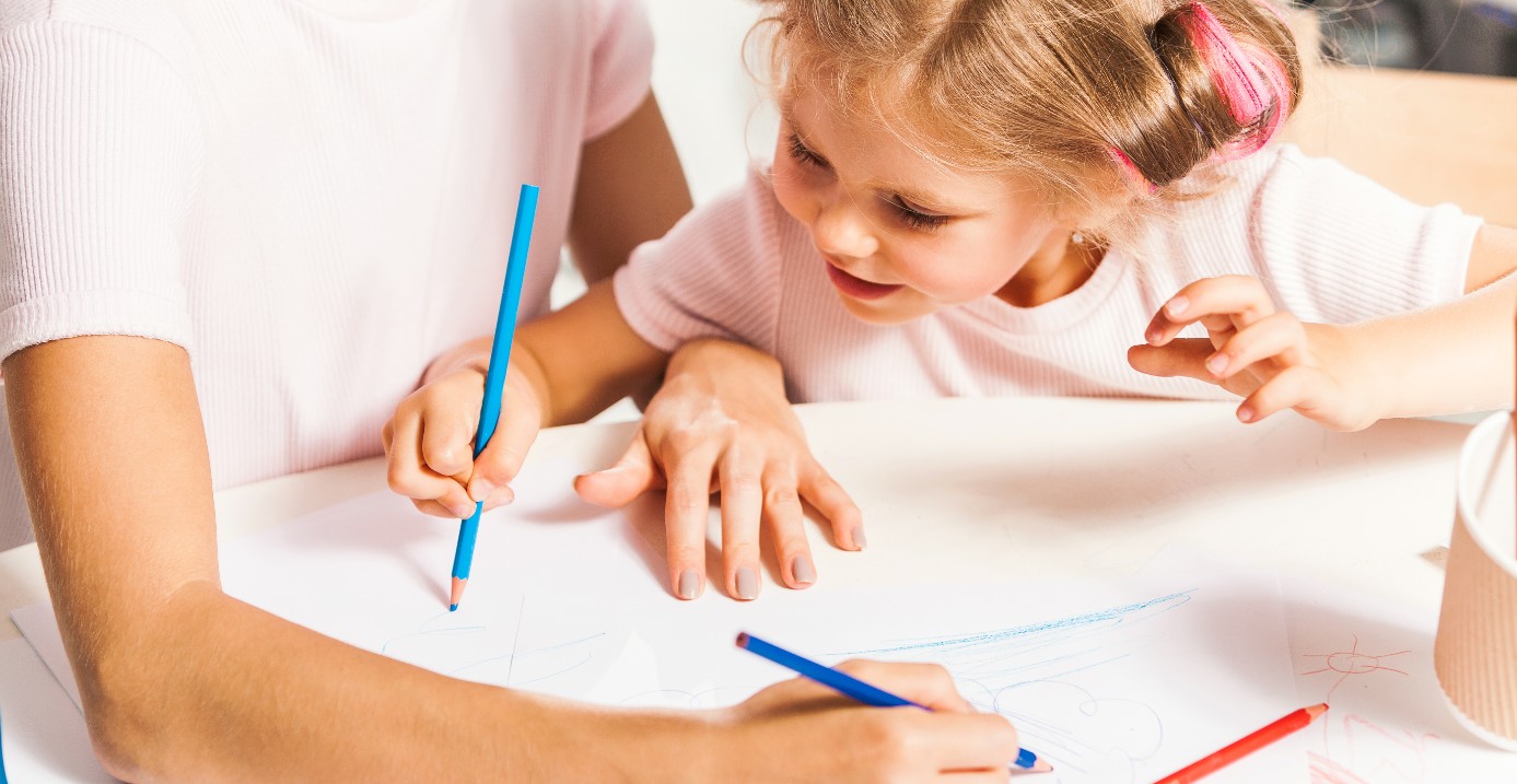Maman avec petite fille qui dessine