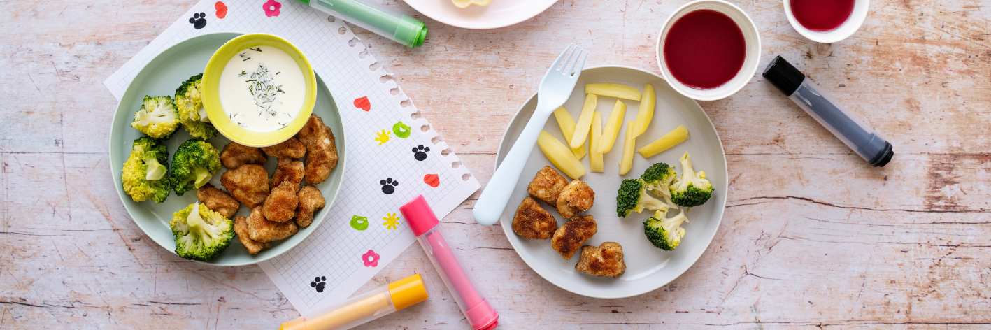 Assiettes posées sur table avec dessin d'enfant