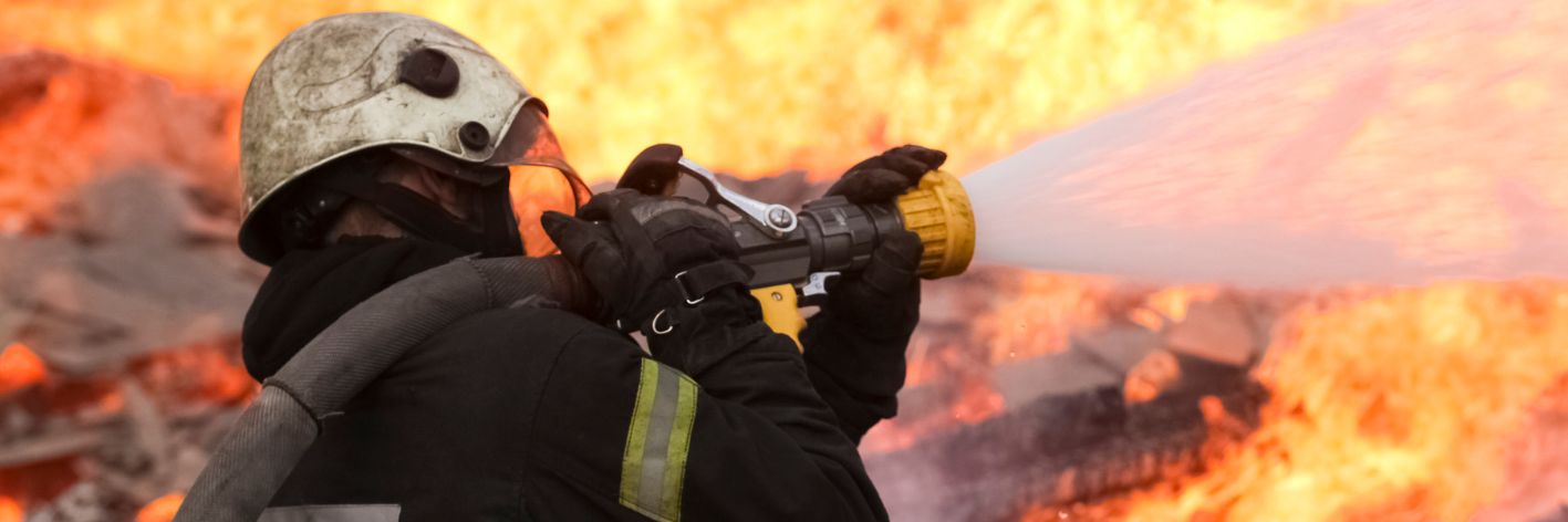 ©AdobeStock Pompier avec lance incendie