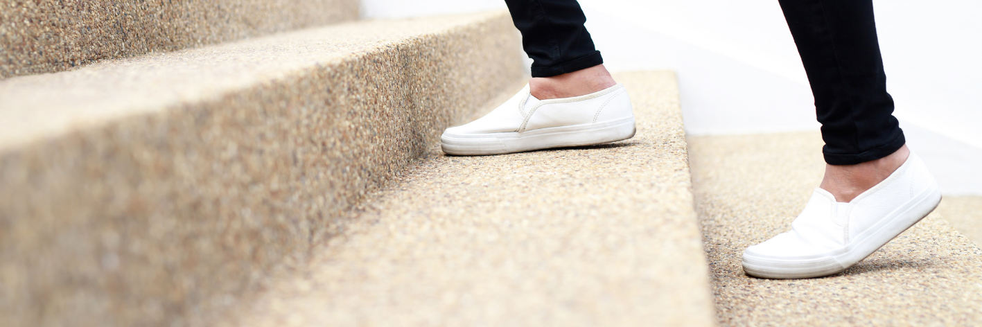 Zoom pieds montant un escalier