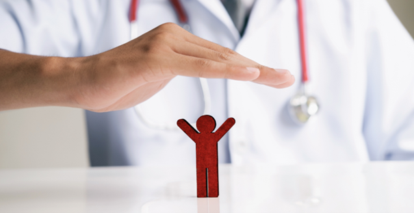 Médecin protégeant un personnage avec sa main