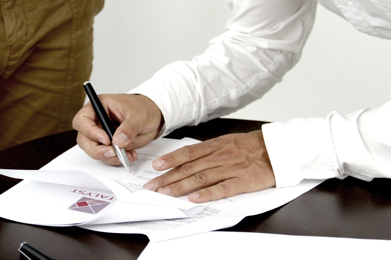 main qui signe un document signature d'un document