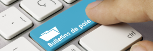 Index tapant sur bouton clavier ordinateur avec inscrit "Bulletin de paie"