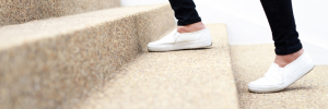 Zoom pieds montant un escalier