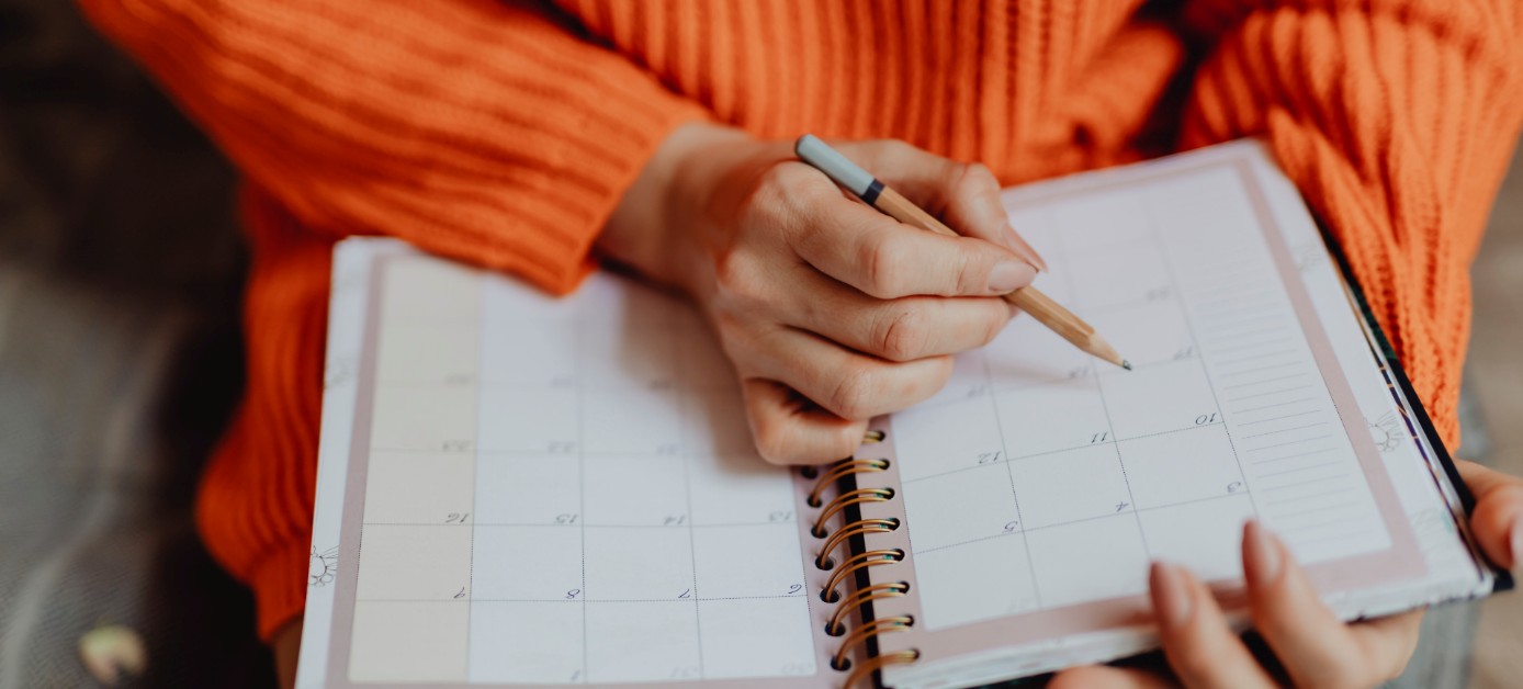 Personne qui écrit dans son agenda